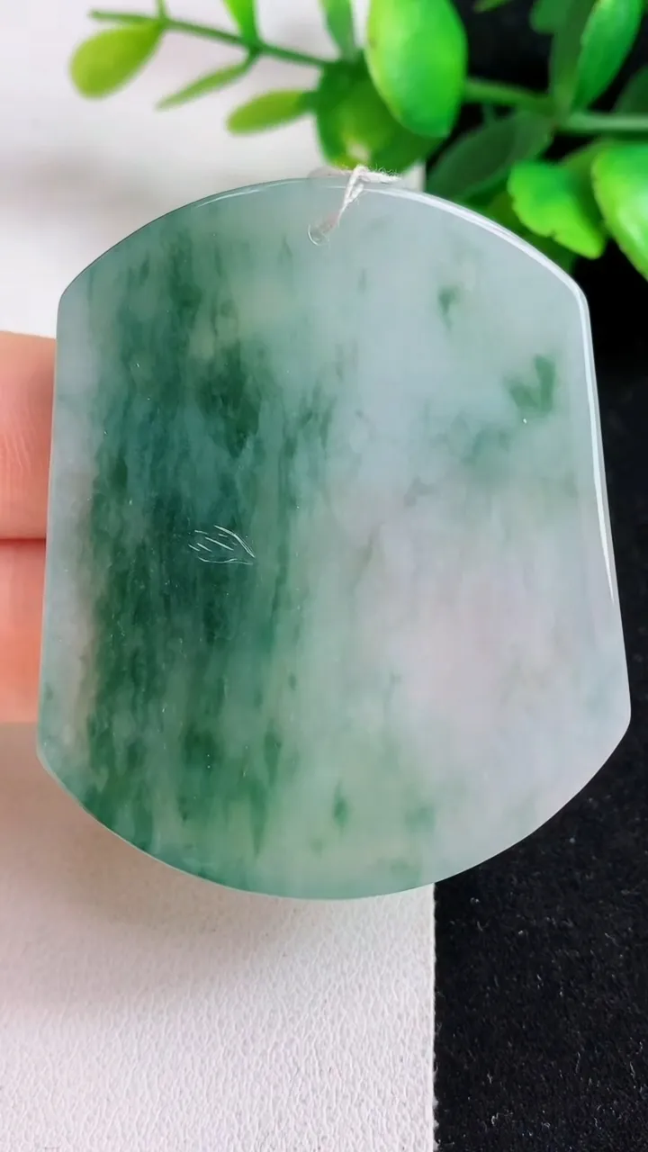 天然A货翡翠飘花生肖虎吊坠，尺寸54.4-45.3-5.5，重量:29.91g
5月5日