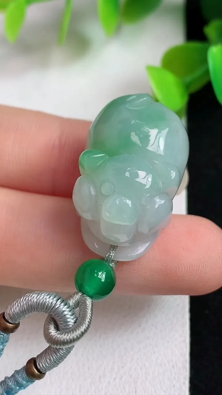 天然A货翡翠生肖猪吊坠，尺寸23.5-16.6-15，重:12.56g
5月5日