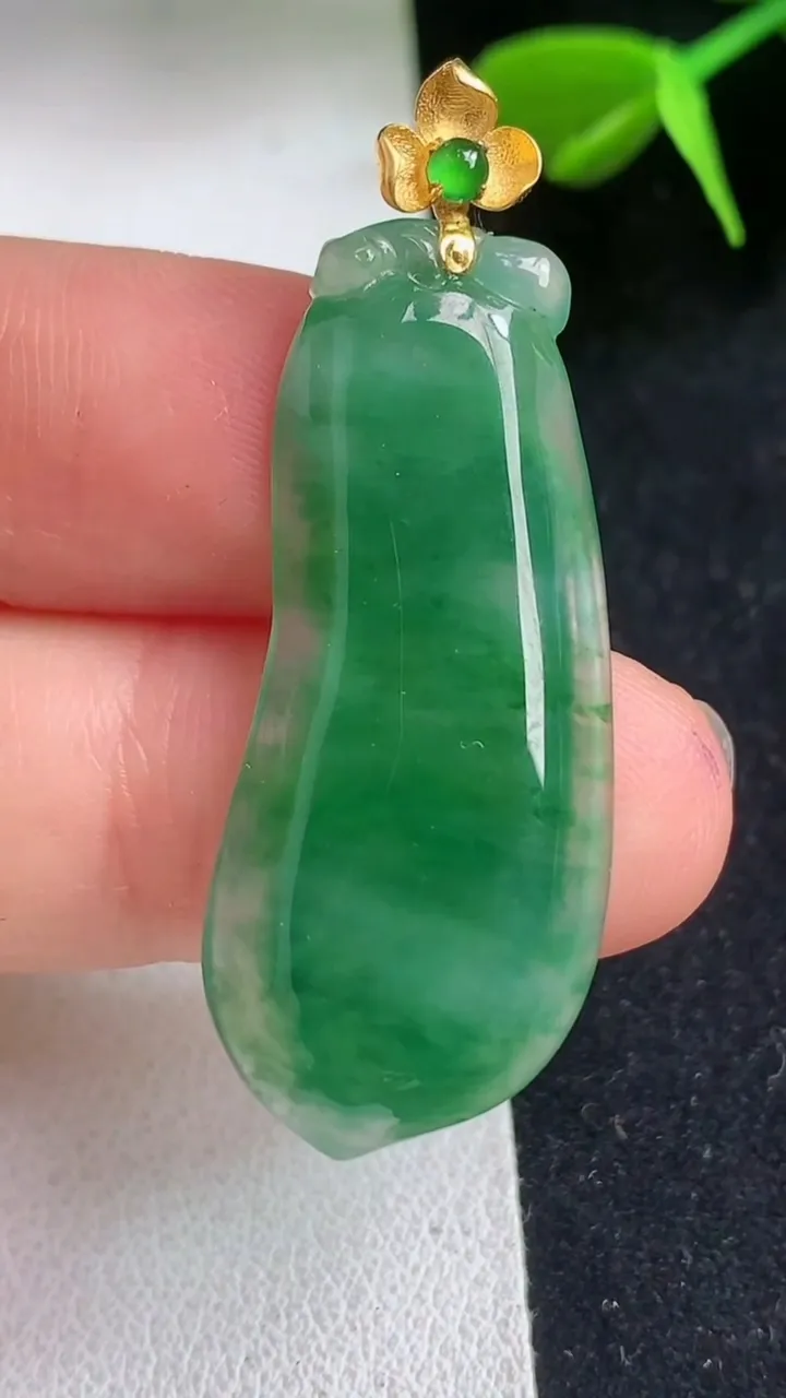 天然A货翡翠福瓜吊坠，尺寸35.8-15-4.2，重量:4.20g
5月5日