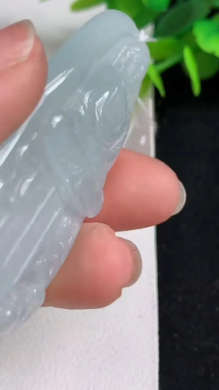 天然A货翡翠白冰大日如来吊坠，尺寸59-26.4-6，重量:19.85g
5月5日
