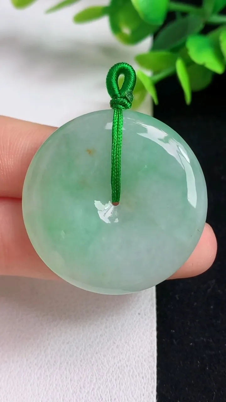 天然A货翡翠平安扣吊坠，尺寸35-6，重量:15.08g
5月5日