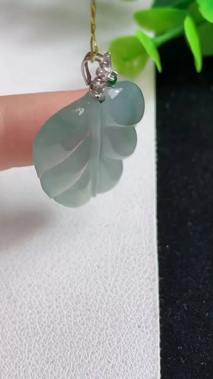天然A货翡翠飘花金枝玉叶 叶子吊坠，尺寸31-21.5-4，重量:5.86g
5月5日