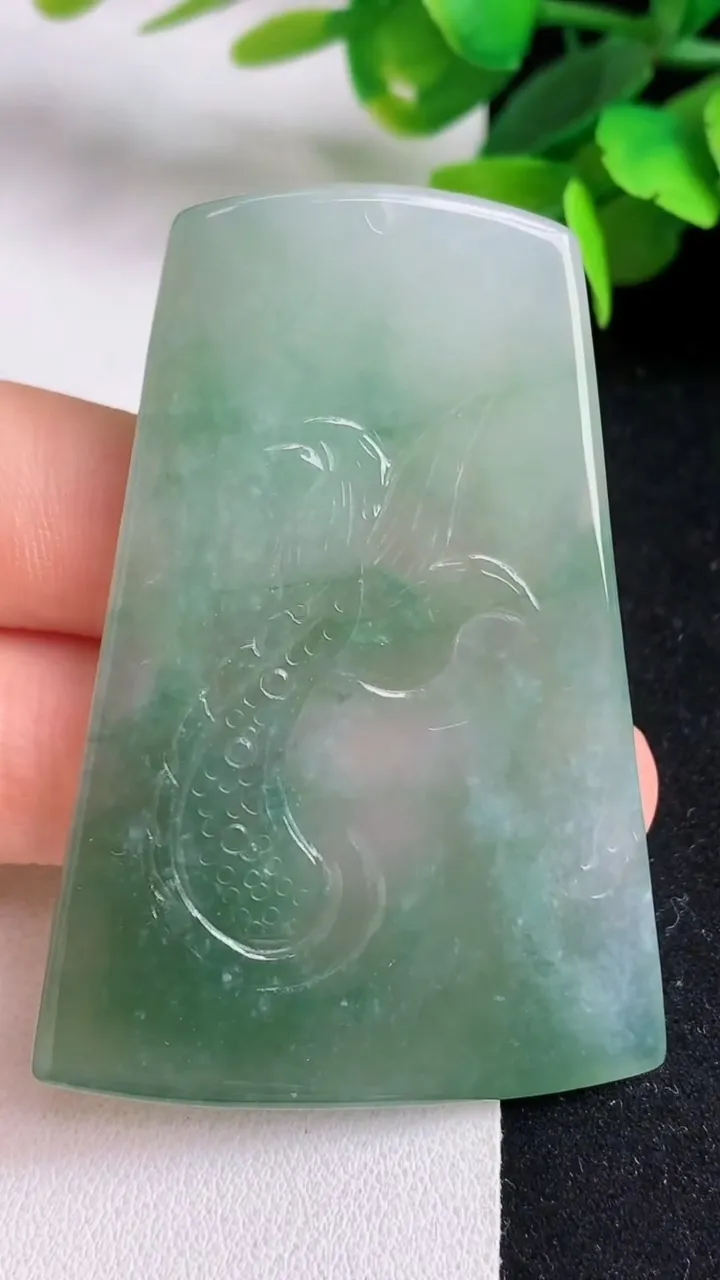 天然A货翡翠祥龙大日如来吊坠，尺寸59.5-41-6，重量:31.45g
5月5日