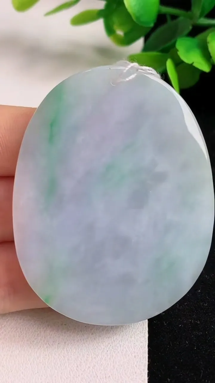 天然A货翡翠观音菩萨吊坠，尺寸56-44-8.3，重量:37.92g
5月5日