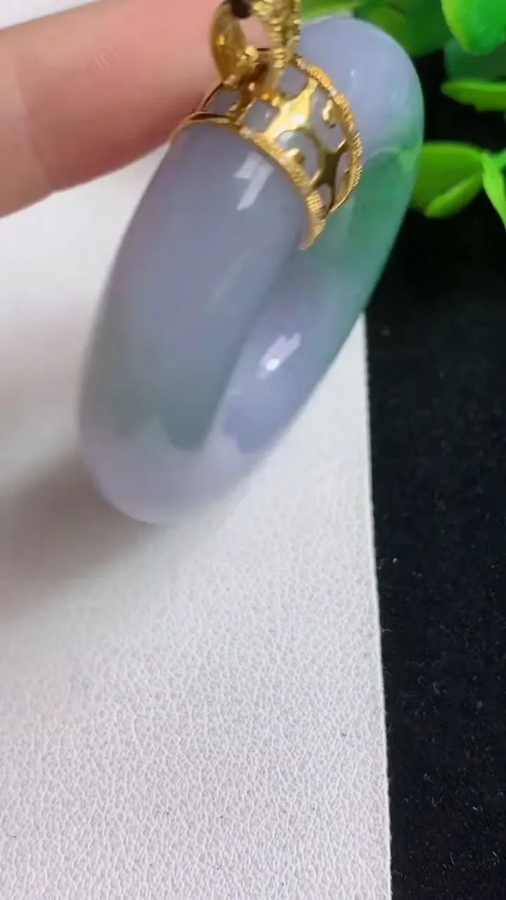 天然A货翡翠k金春带彩 紫罗兰平安环吊坠，尺寸44.7-11.3，重量:39.57g
5月5日
