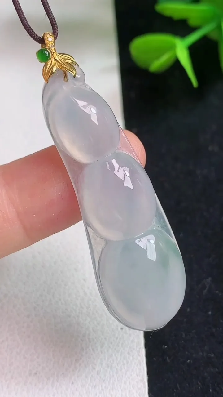 天然A货翡翠飘花福豆吊坠，尺寸42.6-14.6-6，重量:6.26g
5月5日