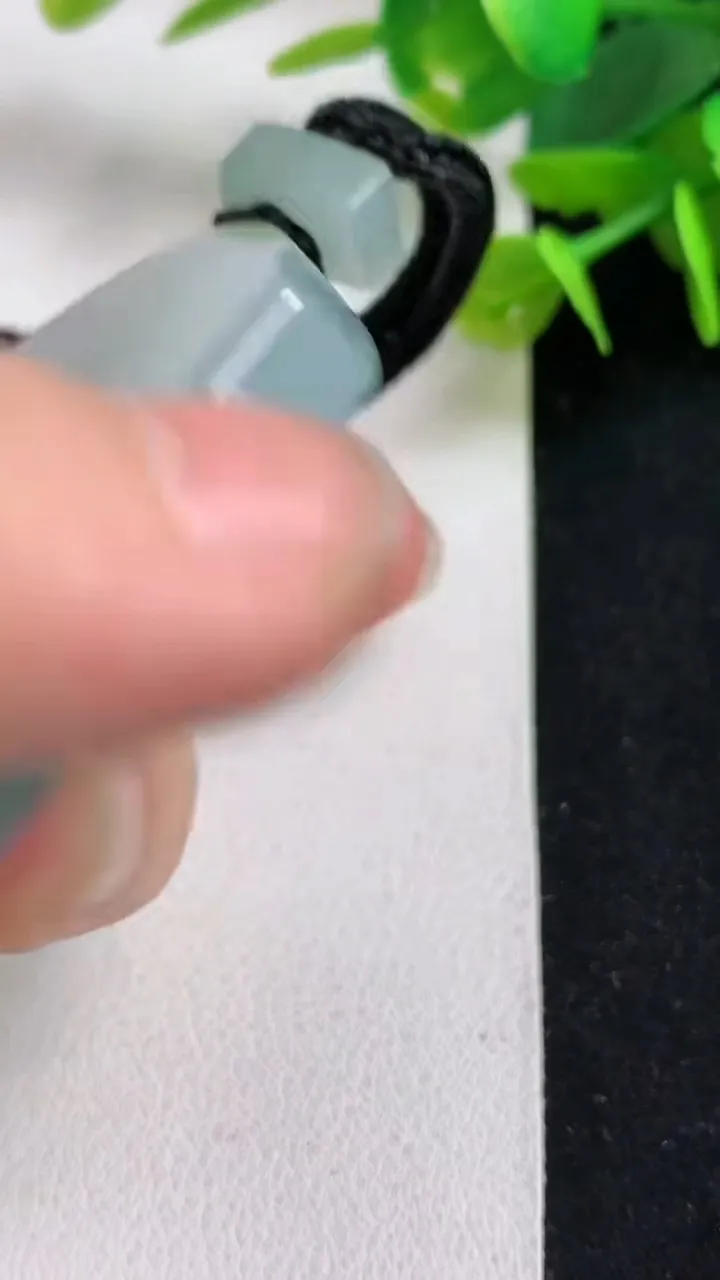 天然A货翡翠飘花无事牌吊坠，尺寸51.8-41-7.4，重量:49.56g
5月5日