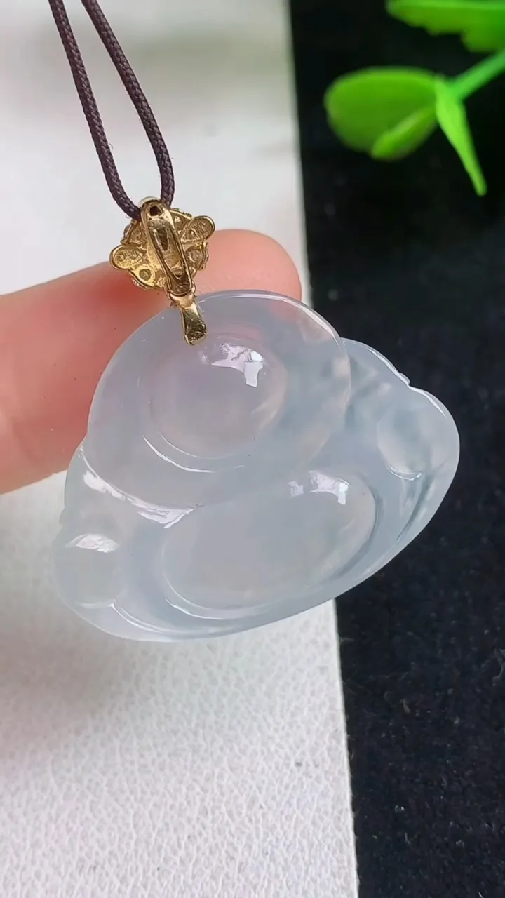 天然A货翡翠白冰佛公吊坠，尺寸22.5-29-5.7，重量:5.87g
5月5日