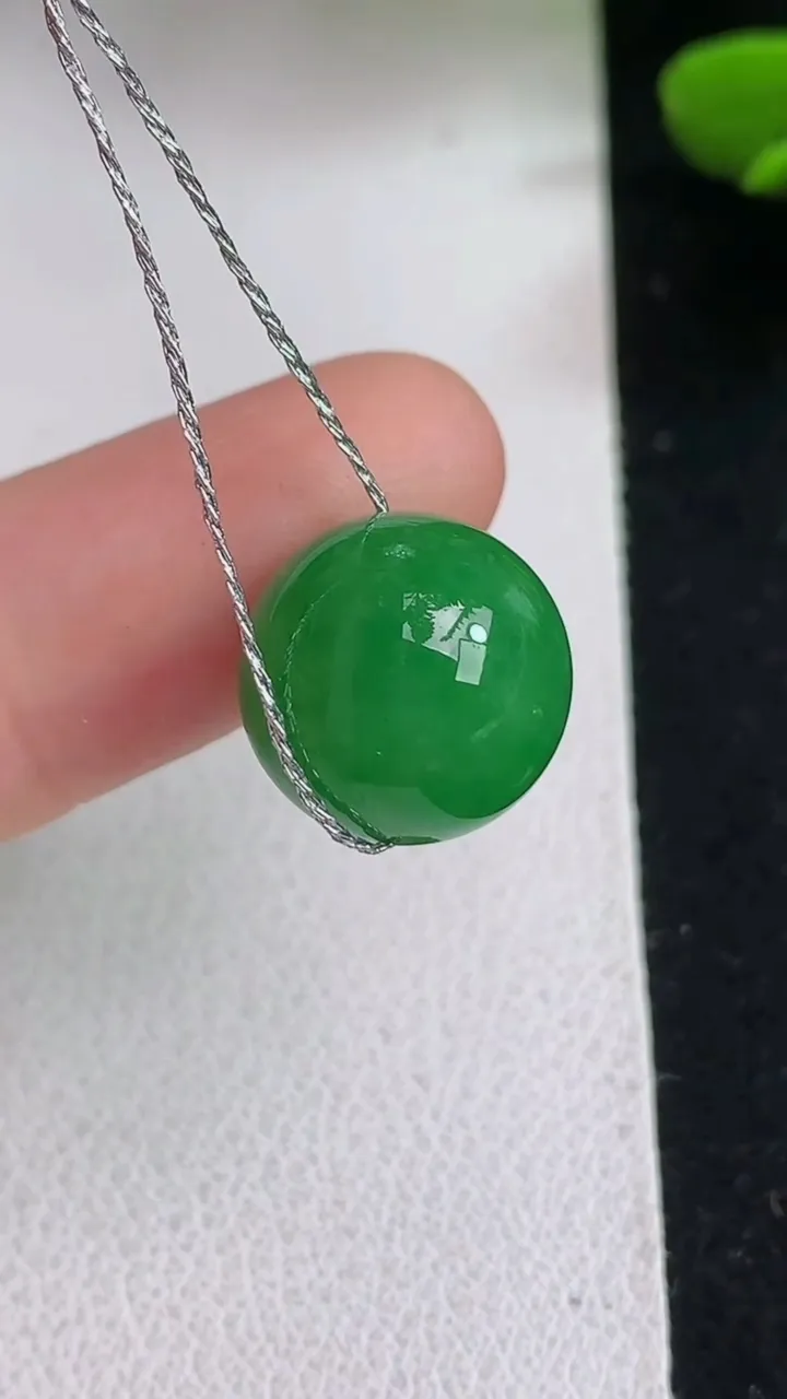 天然A货翡翠圆珠吊坠，尺寸12.4，重量:3.30g5月5日
工厂直销收藏佳品,种好水足，色泽均匀，有种有色，上手高大气！