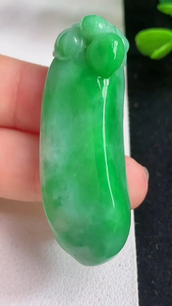 天然A货翡翠福瓜吊坠，尺寸49.6-18-13.2，重量:21.00g
5月5日