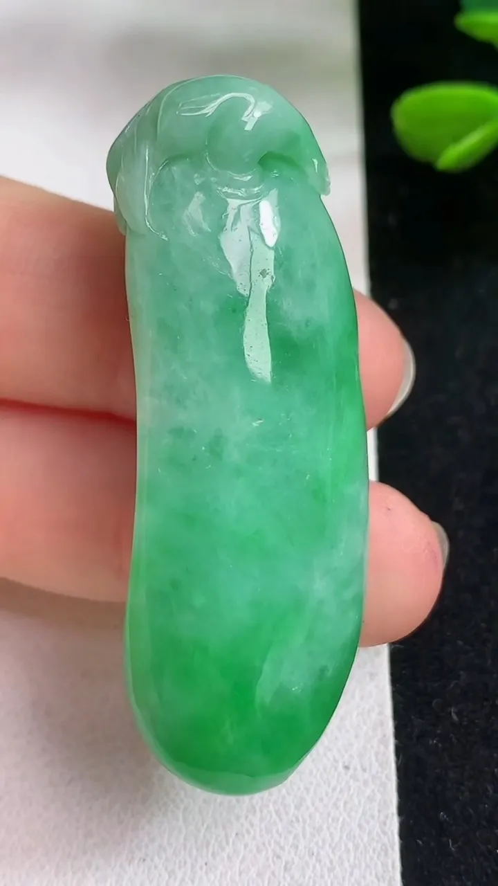 天然A货翡翠福瓜吊坠，尺寸49.6-18-13.2，重量:21.00g
5月5日