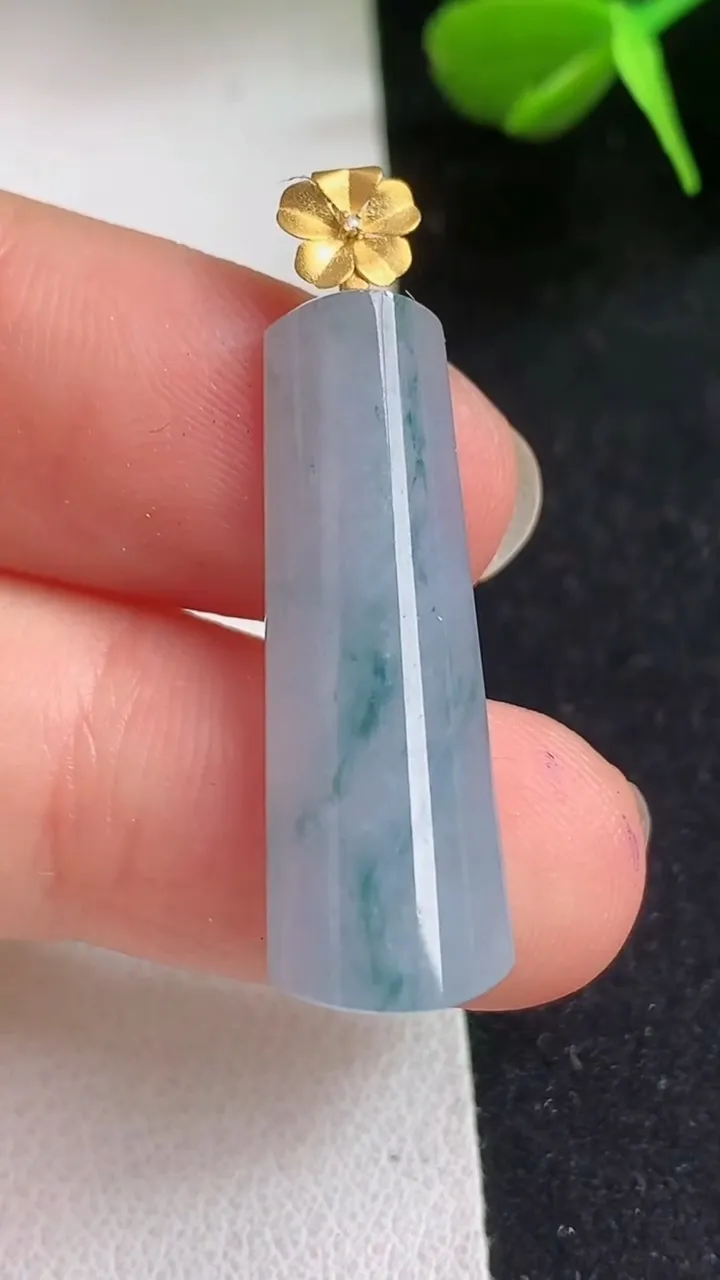 天然A货翡翠k金紫罗兰 飘花无事牌吊坠，尺寸28-9.8-5.8，重量:2.83g
5月5日