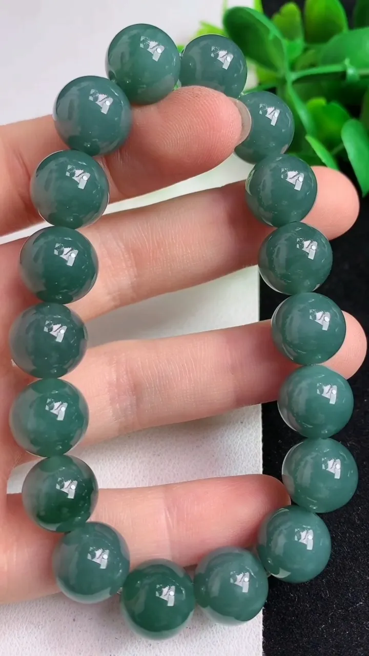 天然A货翡翠货蓝水圆珠手串18颗，尺寸11.8，重:49.61g5月5日
工厂直销收藏佳品,种好水足，色泽均匀，有种有色，上手高大气！