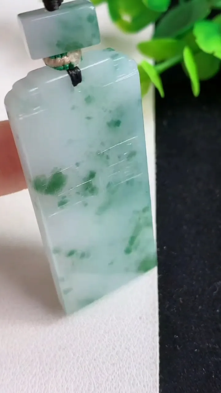 天然A货翡翠飘花仿古无事牌吊坠，尺寸52.6-23-5.4，重量:25.16g
5月5日