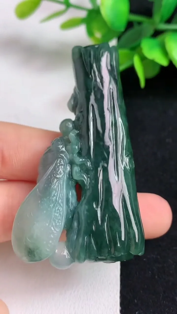 天然A货翡翠枯木逢春吊坠，尺寸61-30.7-11，重量:35.86g
5月5日