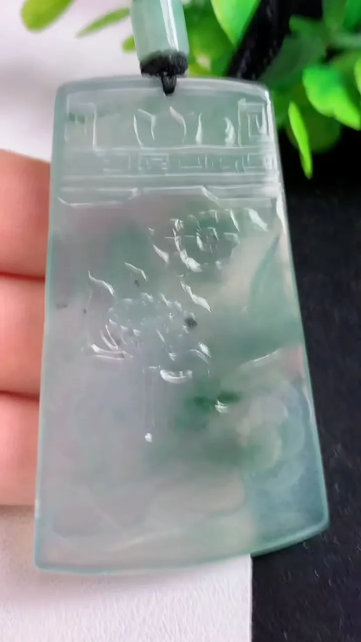 天然A货翡翠观音菩萨吊坠，尺寸64.2-40-5.4，重量:32.00g
5月5日