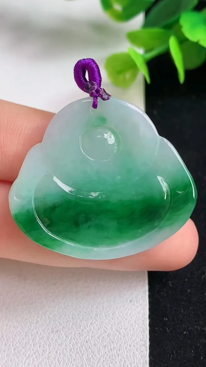 天然A货翡翠佛公吊坠，尺寸30.6-36.3-5.2，重量:9.78g
5月5日
