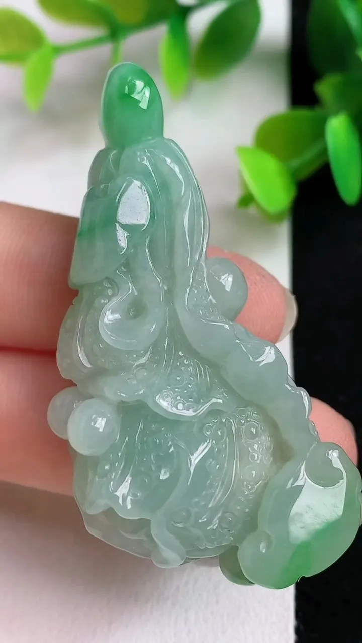 天然A货翡翠白菜吊坠，尺寸53.6-33-14，重:24.22g
5月5日