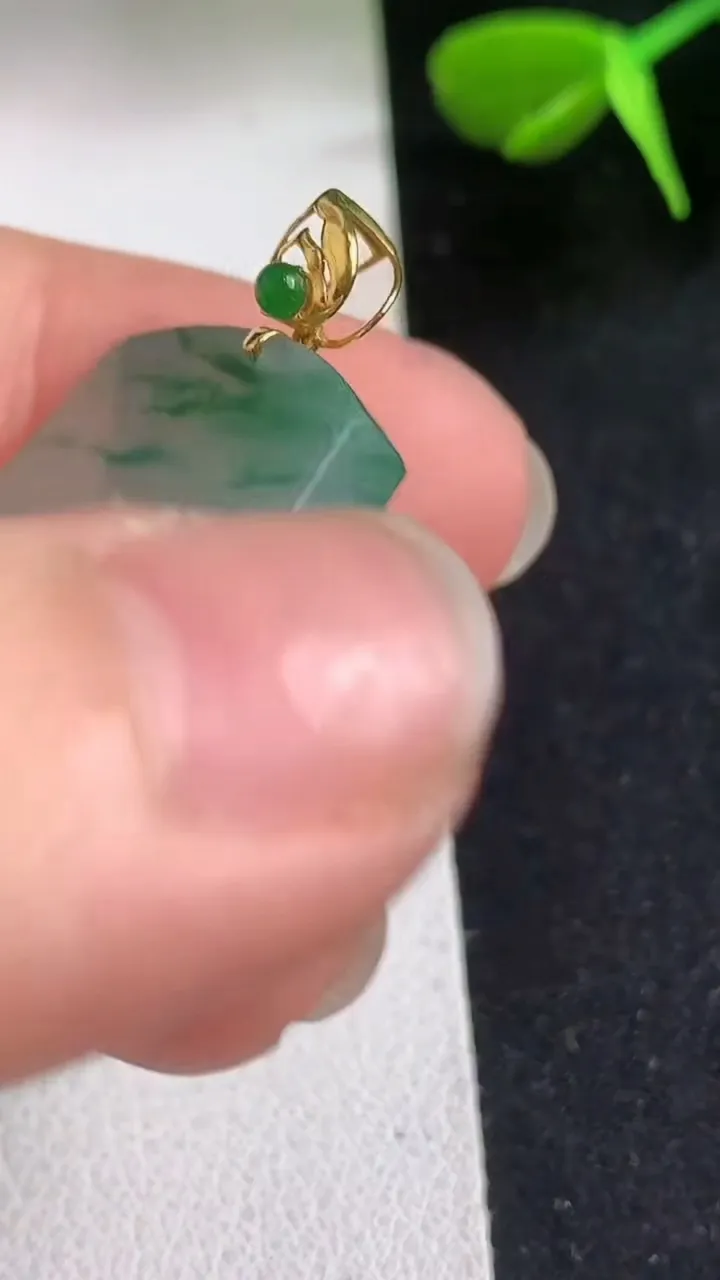 天然A货翡翠飘花无事牌吊坠，尺寸29.2-21.5-3.8，重量:7.07g
5月5日