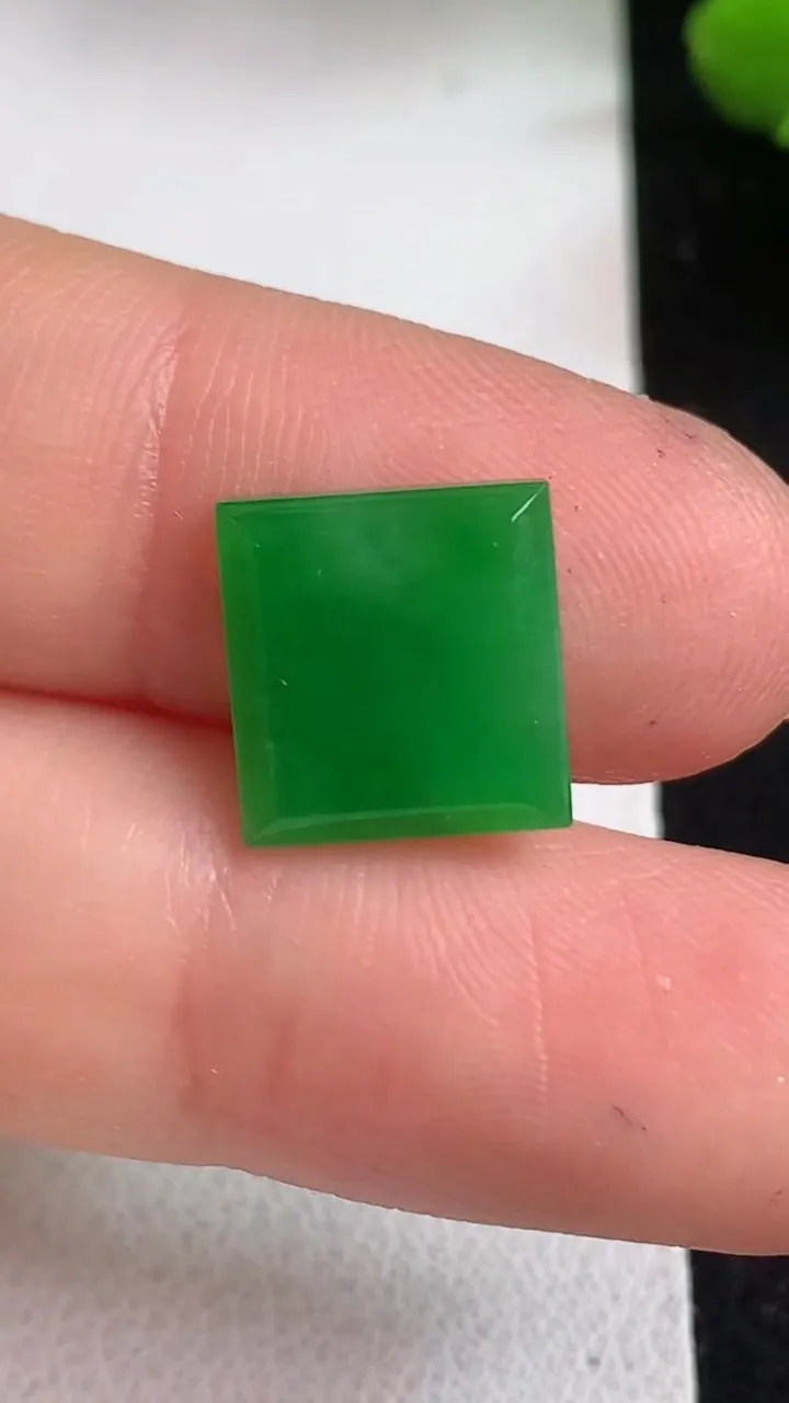 天然A货翡翠马鞍戒面，尺寸11-10.6-2.4，重量:1.00g2025年5月5日
工厂直销收藏佳品,种好水足，色泽均匀，有种有色，上手高大气！