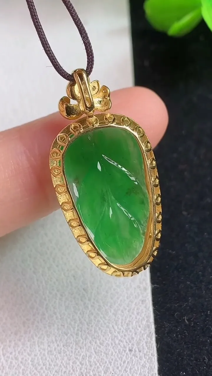 天然A货翡翠金枝玉叶 叶子吊坠，尺寸29-14.2-6，裸石20.4-12，重量:2.03g
5月5日