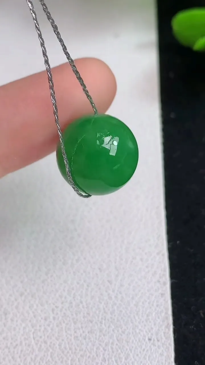天然A货翡翠圆珠吊坠，尺寸12.4，重量:3.30g5月5日
工厂直销收藏佳品,种好水足，色泽均匀，有种有色，上手高大气！