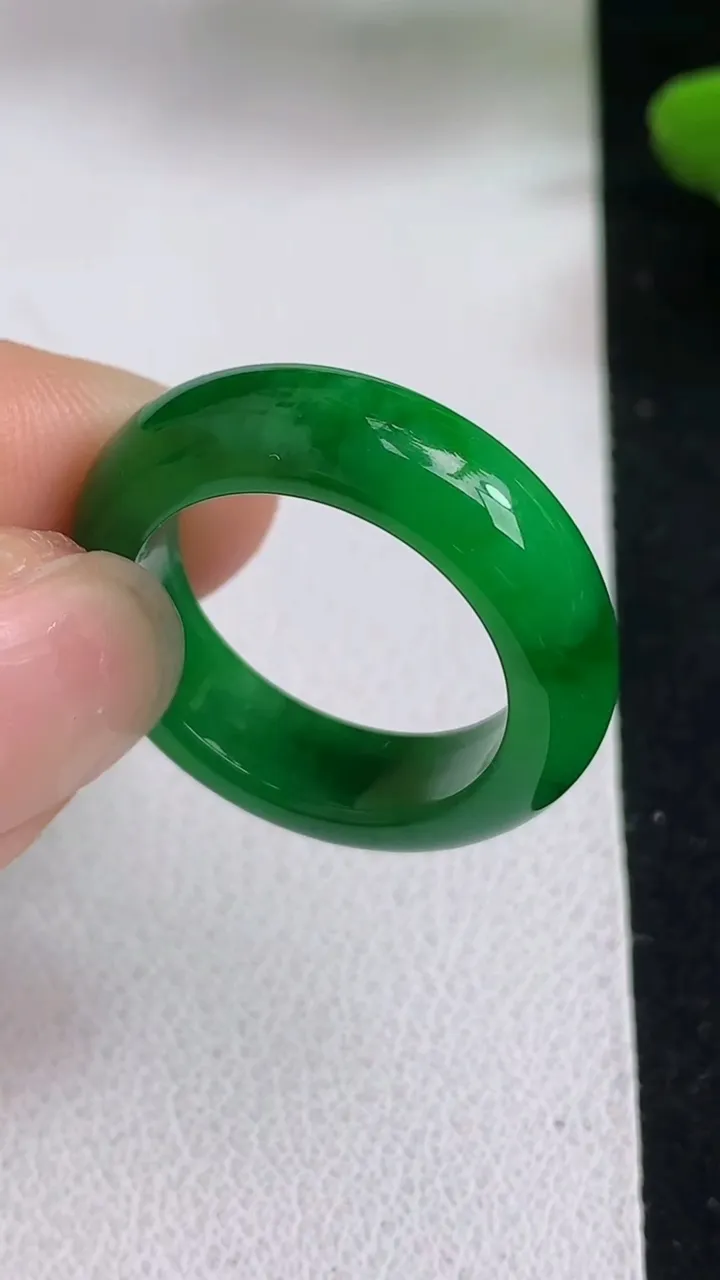 天然A货翡翠指环戒指，尺寸17.4-6-3.7，重量:4.37g2025年5月5日
工厂直销收藏佳品