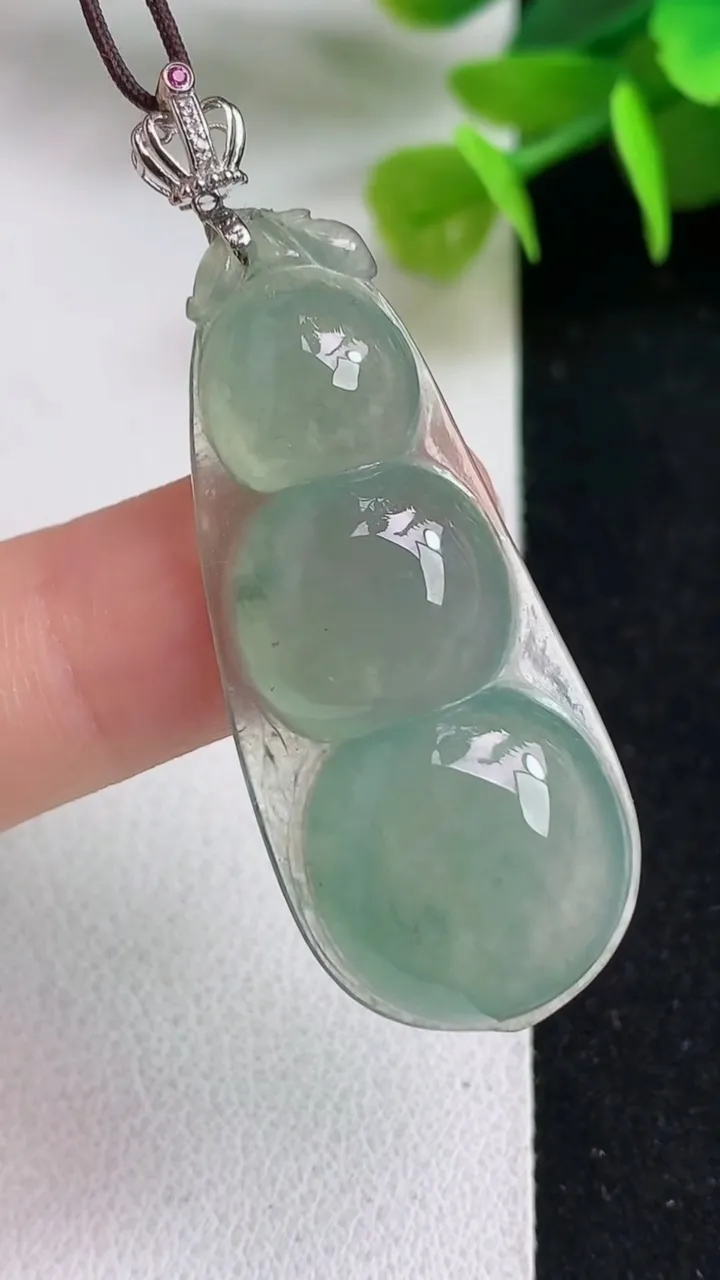 天然A货翡翠福豆吊坠，尺寸41.3-17.7-6，重量:7.12g
5月5日