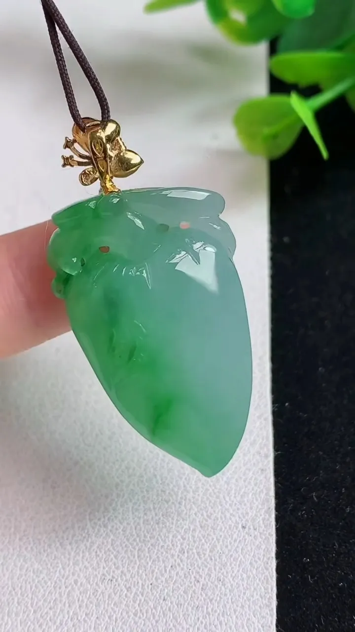 天然A货翡翠福瓜吊坠，尺寸33.4-18.7-11.4，重量:12.17g
5月5日