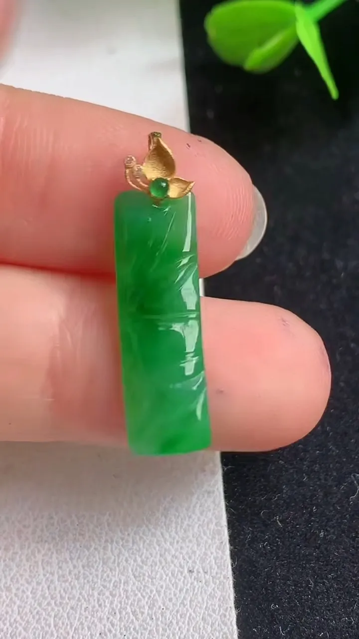 天然A货翡翠节节高升 竹节吊坠，尺寸22-7-2.8，重量:0.98g
5月5日