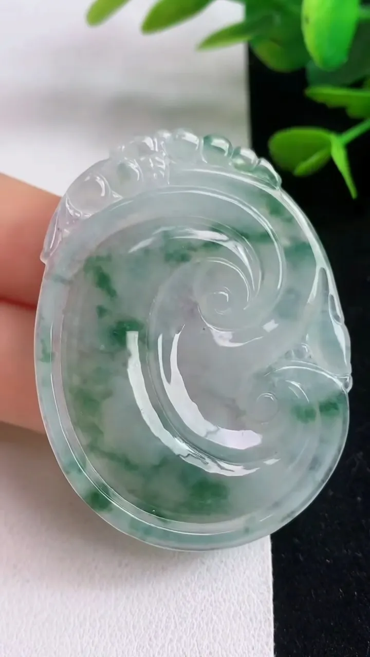 天然A货翡翠飘花如意吊坠，尺寸52.3-39.5-5，重量:18.14g
5月5日