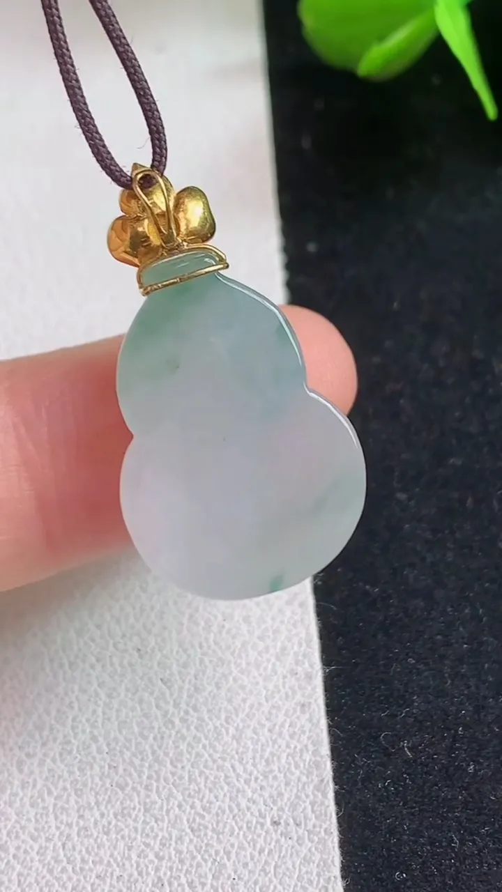 天然A货翡翠k金飘花葫芦吊坠，尺寸19.3-14-6.2，重量:3.22g
5月5日