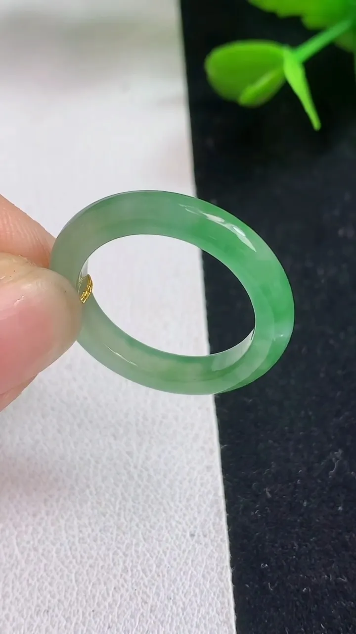 天然A货翡翠指环戒指，尺寸17.2-3.8-3.3，重量:2.35g2025年5月5日
工厂直销收藏佳品,种好水足，色泽均匀，有种有色，上手高大气！