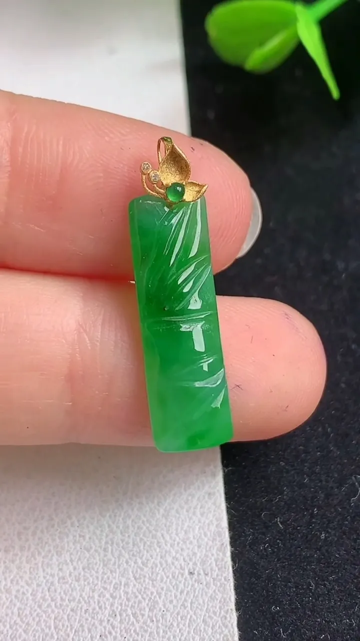天然A货翡翠节节高升 竹节吊坠，尺寸22-7-2.8，重量:0.98g
5月5日