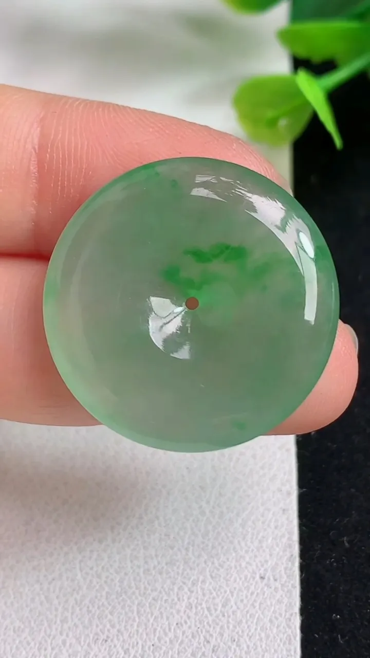 天然A货翡翠平安扣吊坠，尺寸26-4.7，重量:6.00g
5月5日