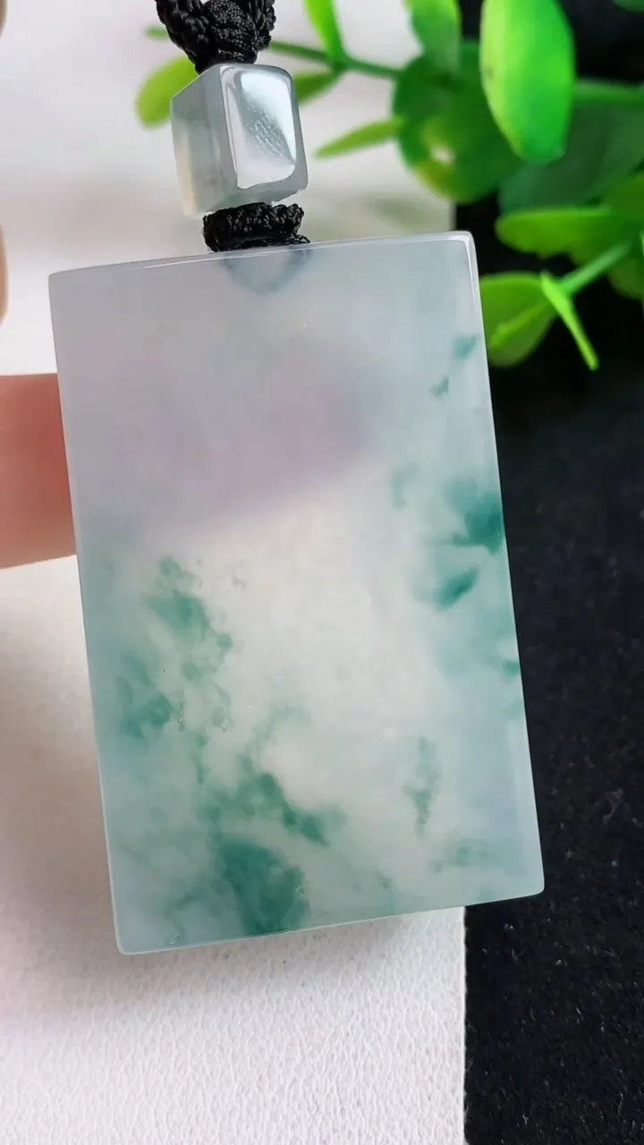 天然A货翡翠飘花无事牌吊坠，尺寸49.4-32-6，重量:34.00g
5月5日