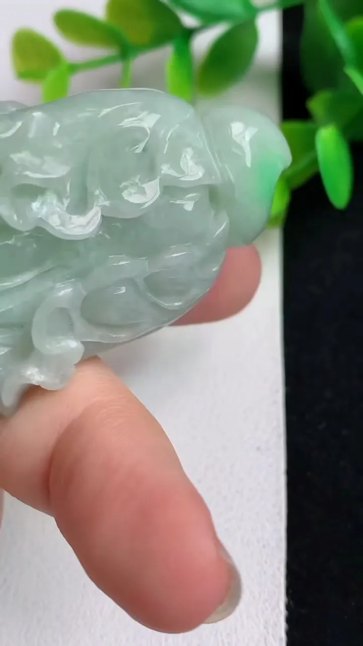 天然A货翡翠白菜吊坠，尺寸67.5-37.6-14，重:43.13g
5月5日