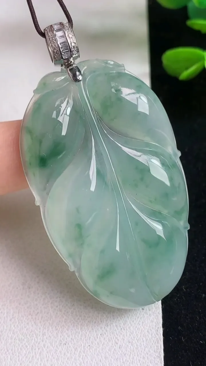 天然A货翡翠飘花金枝玉叶 叶子吊坠，尺寸48.7-30.2-5.8，重量:16.52g
5月5日