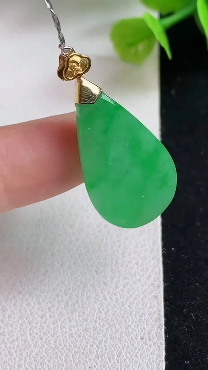 天然A货翡翠水滴吊坠，尺寸25-14.3-6，重量:3.95g
5月5日