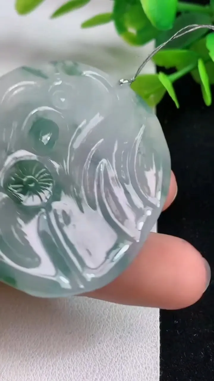 天然A货翡翠飘花文殊菩萨吊坠，尺寸50.4-39.7-5.8，重量:24.89g
5月5日