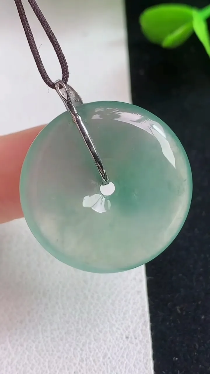 天然A货翡翠平安扣吊坠，尺寸24.5-5，重量:5.53g
5月5日