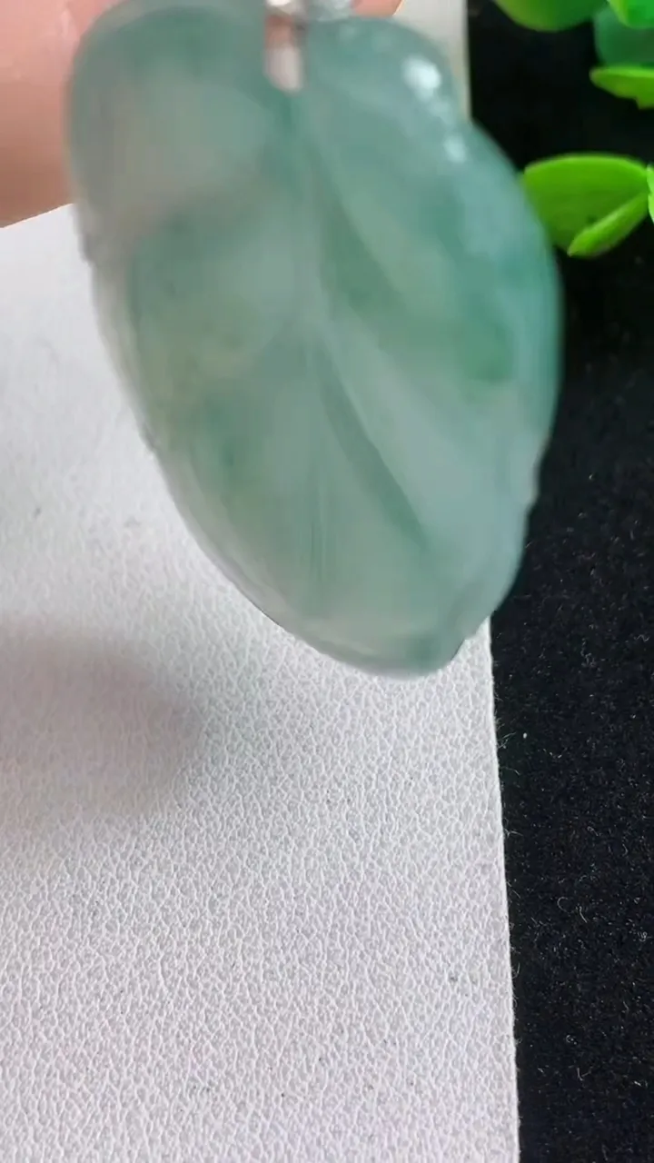 天然A货翡翠飘花金枝玉叶 叶子吊坠，尺寸48.7-30.2-5.8，重量:16.52g
5月5日