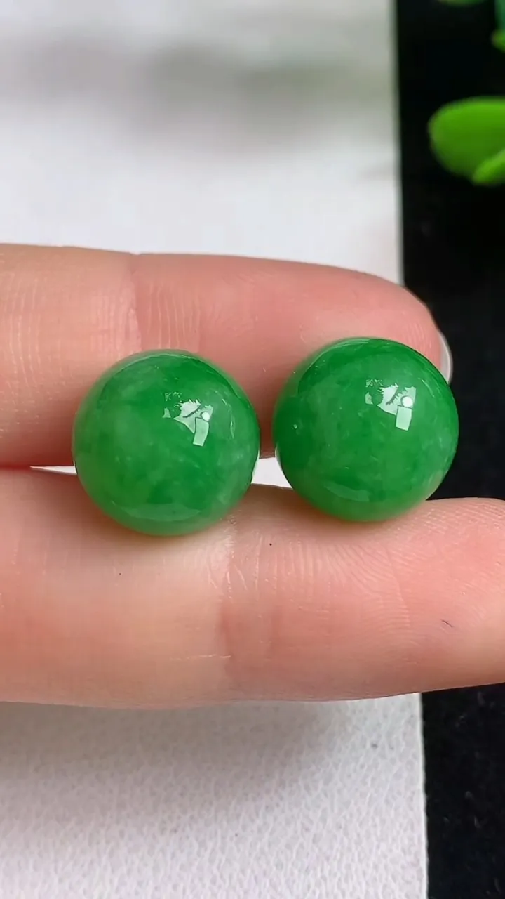 天然A货翡翠圆珠一对，尺寸12.6，重量:6.88g
5月5日