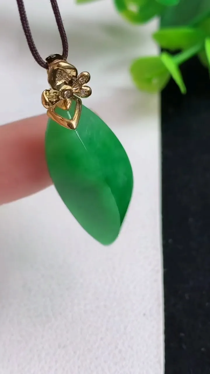 天然A货翡翠随形吊坠，尺寸30.7-13.2-10.3，重量:6.40g
5月5日