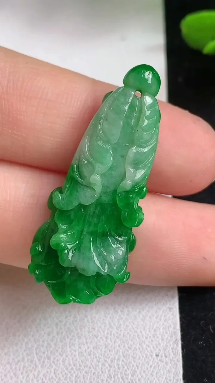 天然A货翡翠白菜吊坠，尺寸35.3-14-5.2，重量:5.00g
5月5日