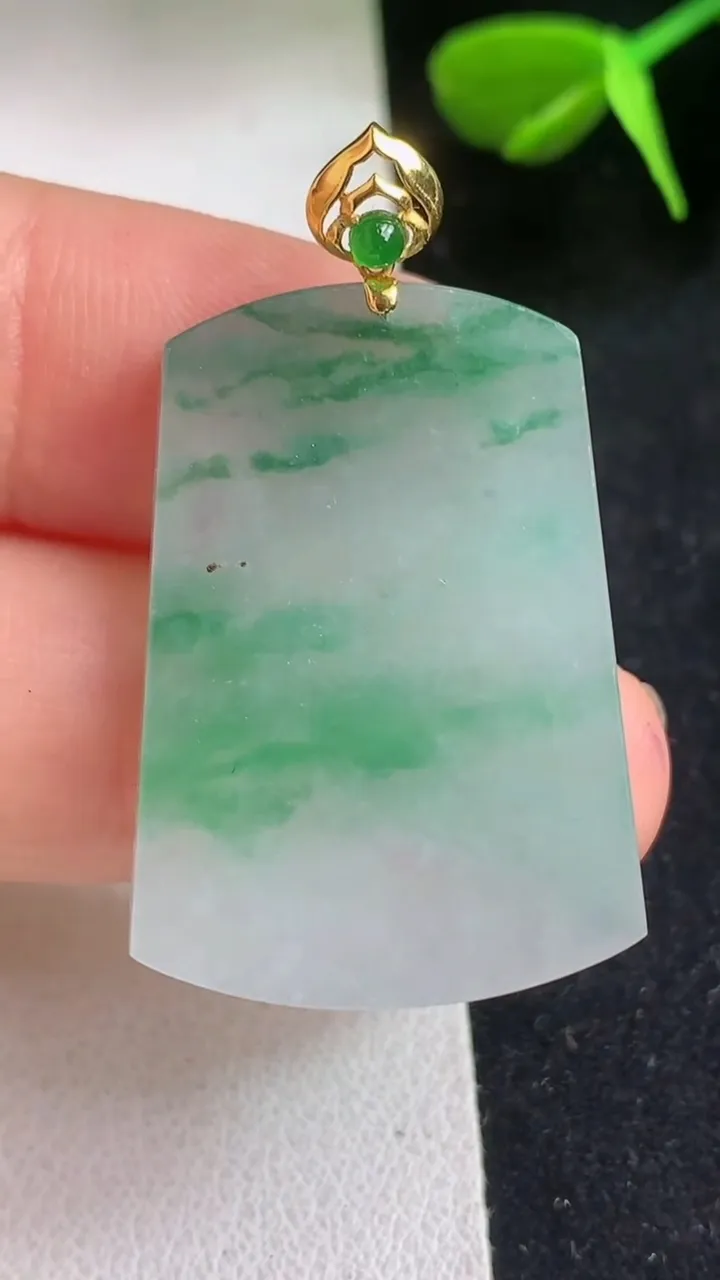 天然A货翡翠飘花无事牌吊坠，尺寸29.2-21.5-3.8，重量:7.07g
5月5日