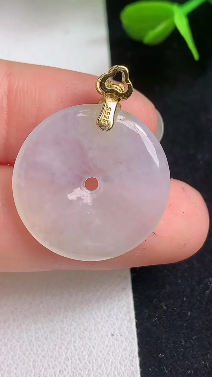 天然A货翡翠白冰平安扣吊坠，尺寸22-3.4，重量:3.97g
5月5日