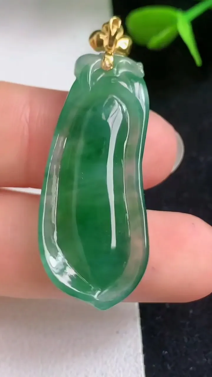 天然A货翡翠福瓜吊坠，尺寸35.8-15-4.2，重量:4.20g
5月5日