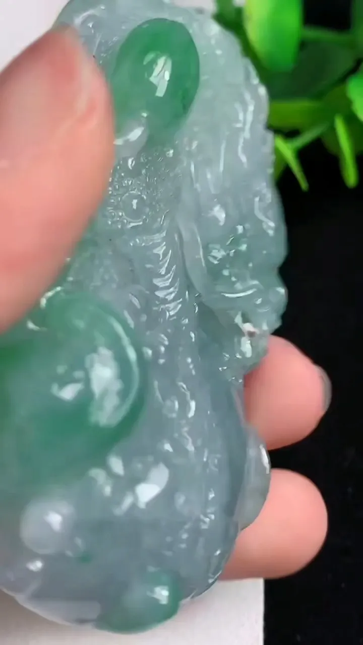 天然A货翡翠龙牌吊坠，尺寸71-37-13，重量:70.98g
5月5日