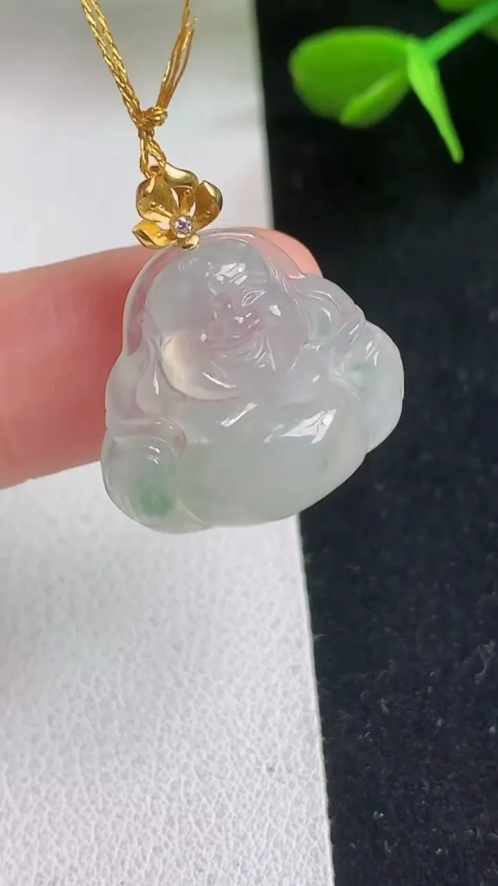天然A货翡翠飘花佛公吊坠，尺寸18-20-6.6，重量:3.80g
5月5日